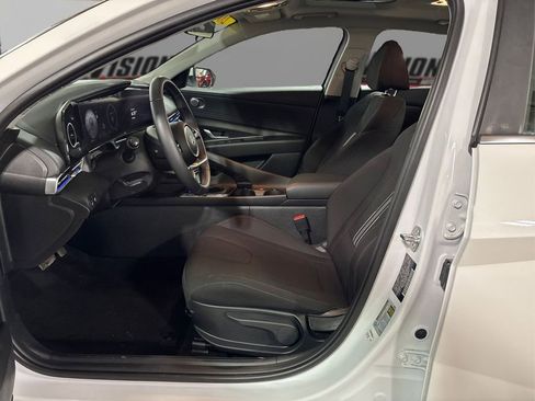 Used 2024 Hyundai Elantra SEL w/ Convenience Package image 9