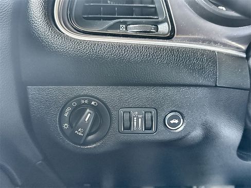 Used 2019 Dodge Challenger SXT w/ Blacktop Package image 17