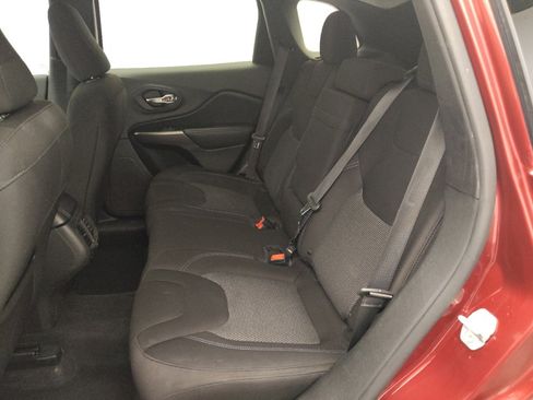 Used 2019 Jeep Cherokee Latitude w/ Popular Appearance Group image 18