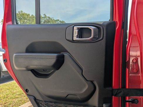Used 2025 Jeep Wrangler Unlimited Rubicon w/ Convenience Group AWD/4WD image 24