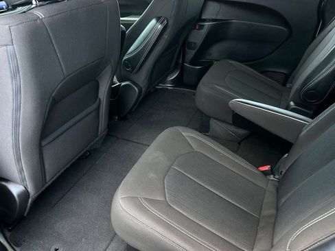 Used 2024 Chrysler Pacifica Touring FWD image 14