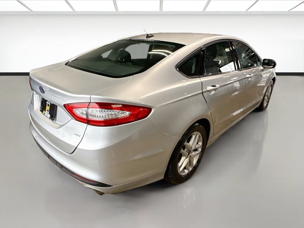 Used 2016 Ford Fusion SE FWD image 4