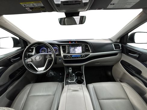 Used 2019 Toyota Highlander XLE AWD/4WD image 17