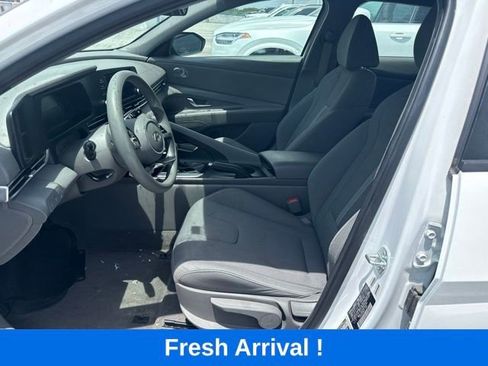 Used 2024 Hyundai Elantra SE FWD image 2