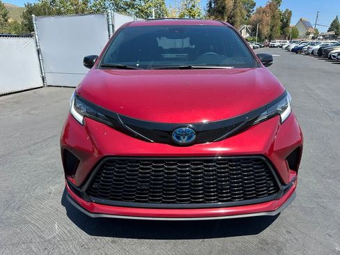 Used 2024 Toyota Sienna XSE w/ XSE Premium Package FWD image 6