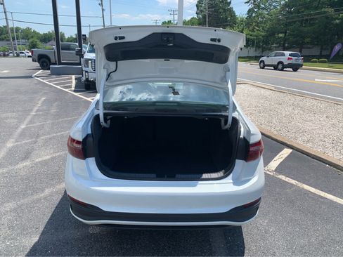 Used 2025 Volkswagen Jetta SE FWD image 5