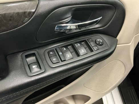 Used 2019 Dodge Grand Caravan SE w/ UConnect Hands-Free Group FWD image 17