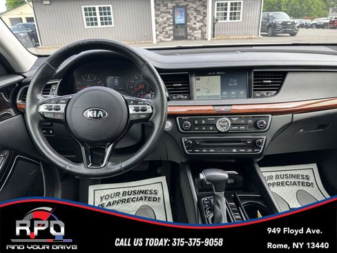 Used 2017 Kia Cadenza Premium w/ Luxury Package FWD image 14