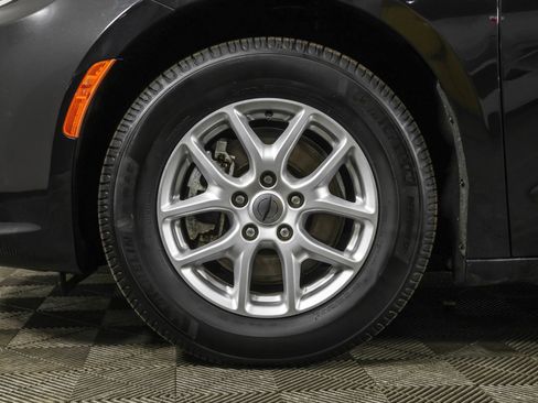 Used 2022 Chrysler Pacifica Touring-L image 22