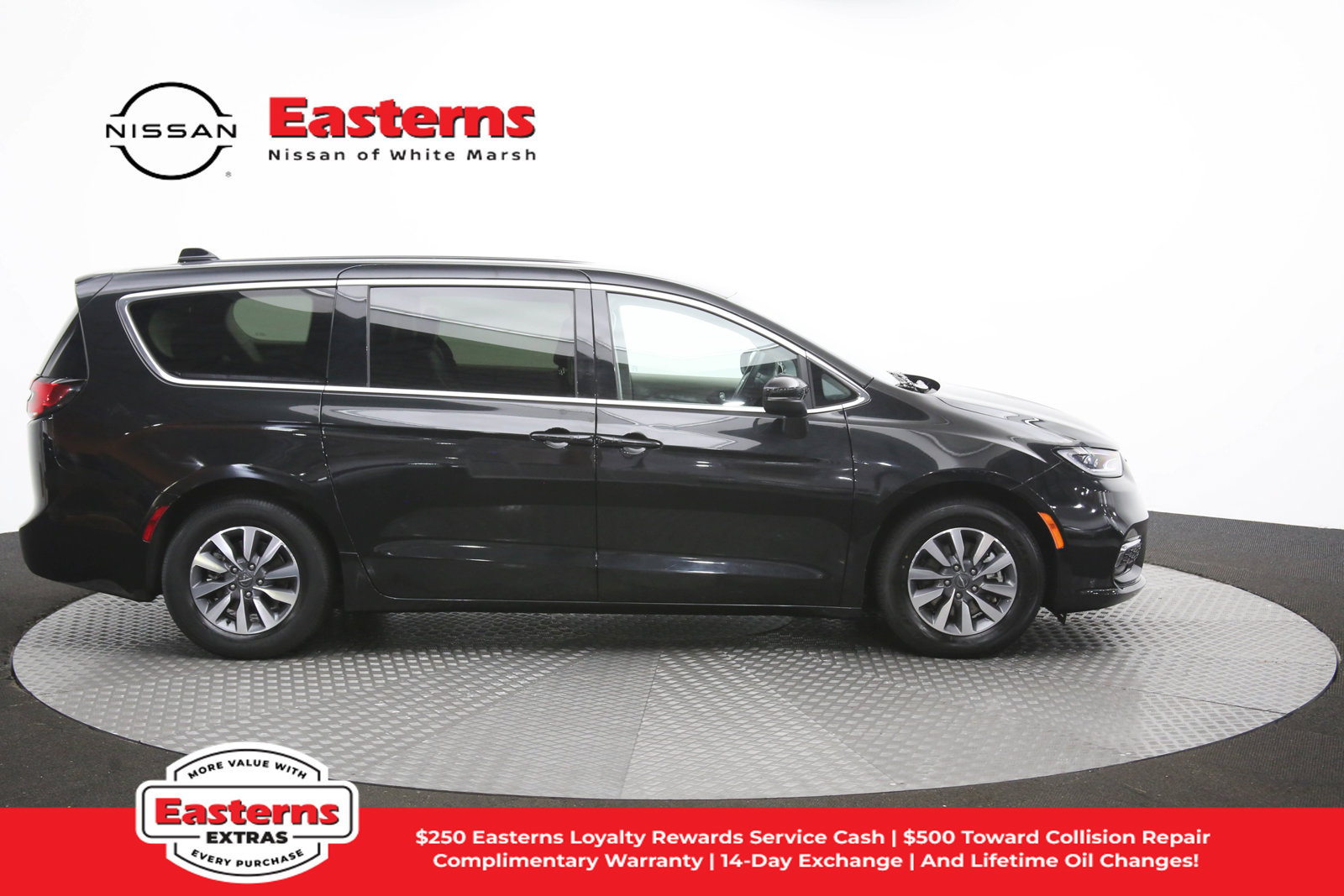 Used 2023 Chrysler Pacifica Touring-L FWD image 47