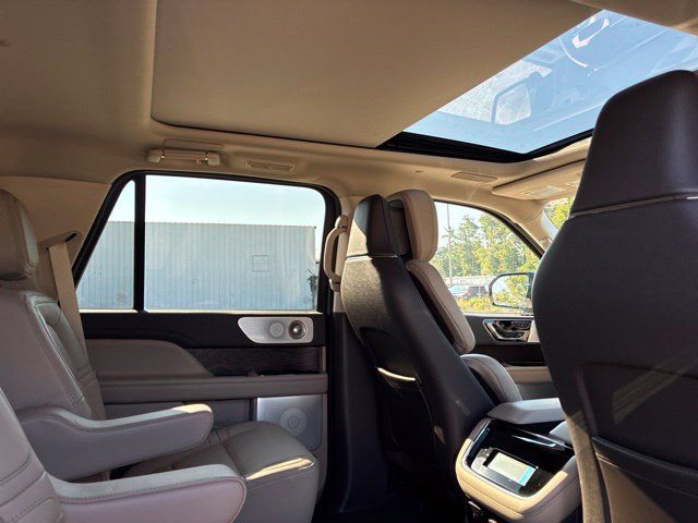 Used 2023 Lincoln Navigator Reserve AWD/4WD image 24