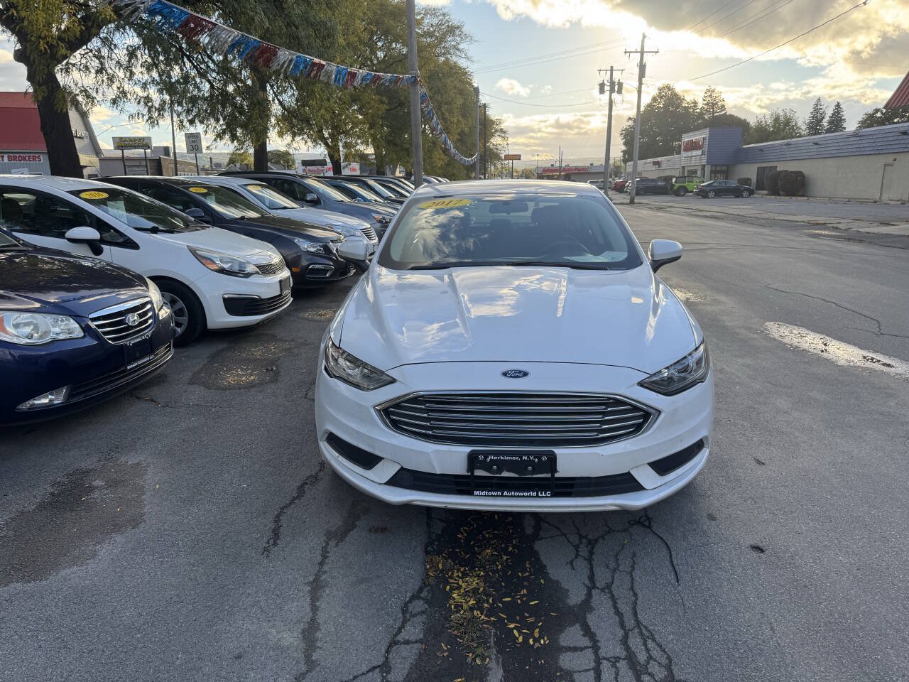 Used 2017 Ford Fusion SE FWD image 2