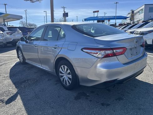 Used 2018 Toyota Camry LE image 5