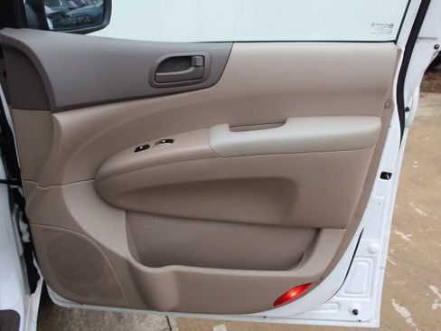 Used 2010 Kia Sedona LX image 34