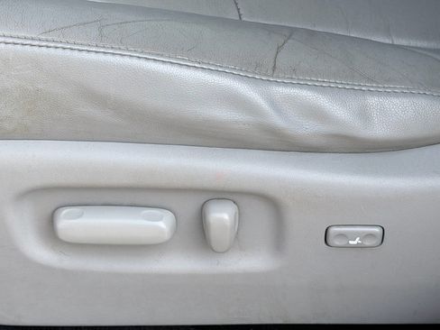 Used 2013 Toyota Highlander SE FWD image 23