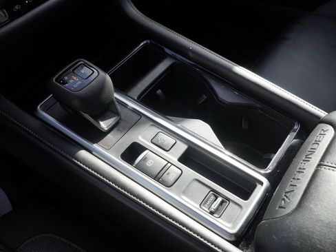 Used 2024 Nissan Pathfinder SL w/ Black Appearance Package image 17