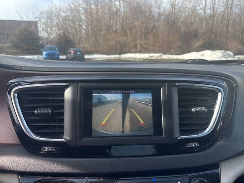 Used 2018 Chrysler Pacifica Touring-L image 18