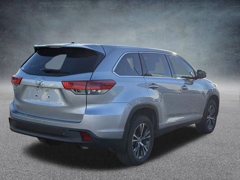 Used 2019 Toyota Highlander LE image 3