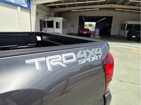 Used 2018 Toyota Tacoma TRD Sport image 16