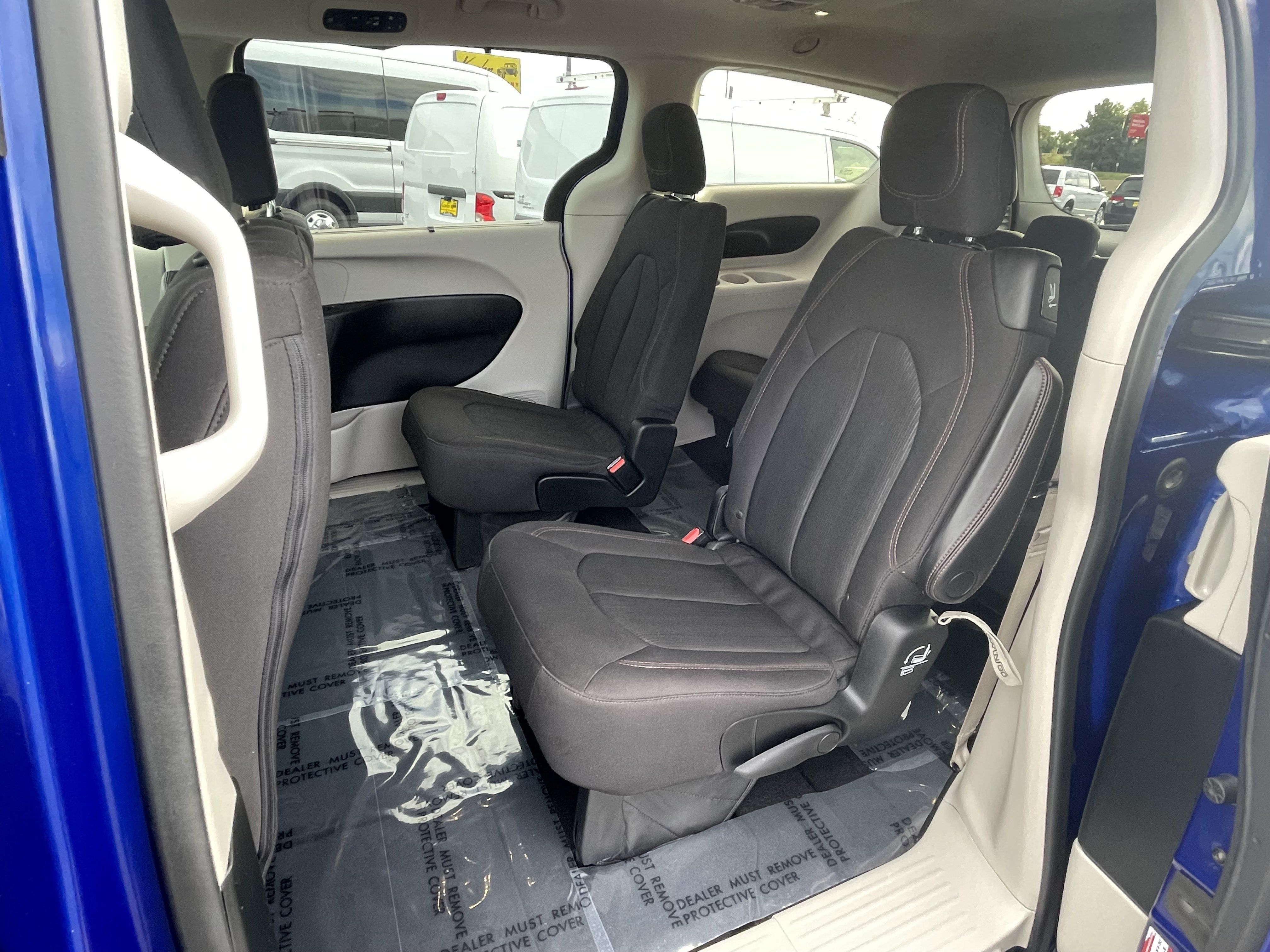 Used 2018 Chrysler Pacifica Touring Plus w/ Tire & Wheel Group FWD image 24