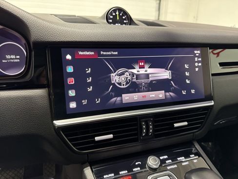 Used 2023 Porsche Cayenne w/ Premium Package image 21