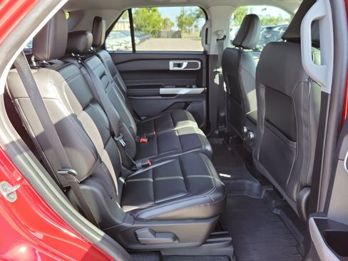 Used 2021 Ford Explorer XLT w/ Equipment Group 202A RWD image 12