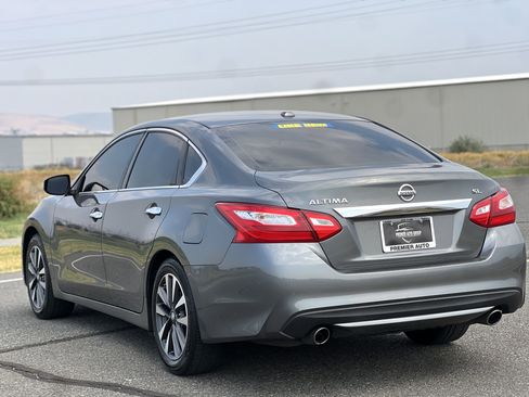 Used 2017 Nissan Altima 2.5 SL w/ Moonroof Package image 8