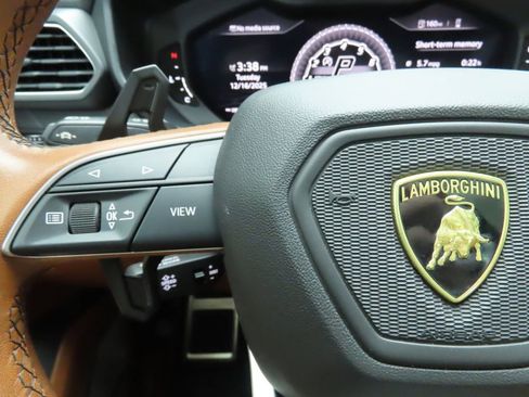 Used 2019 Lamborghini Urus image 11