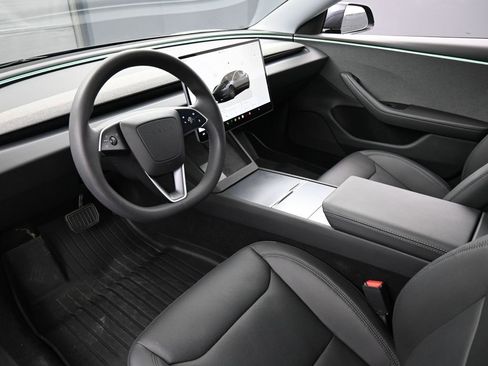 Used 2024 Tesla Model 3 Standard Range image 4