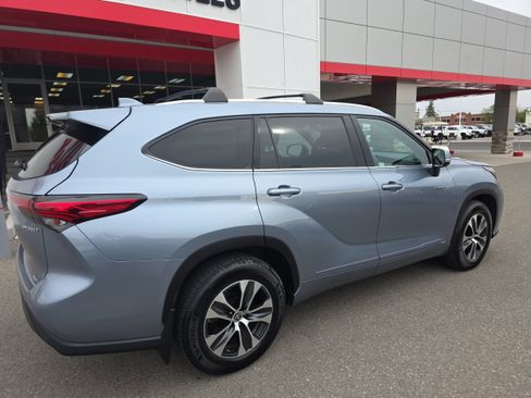 Used 2021 Toyota Highlander XLE AWD/4WD image 5