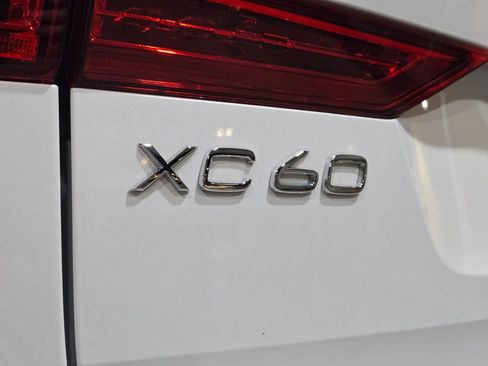 Used 2022 Volvo XC60 B5 R-Design w/ Climate Package image 25