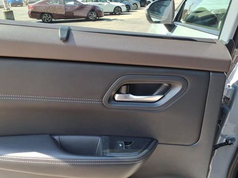 Used 2023 Nissan Rogue SL w/ SL Premium Package image 6