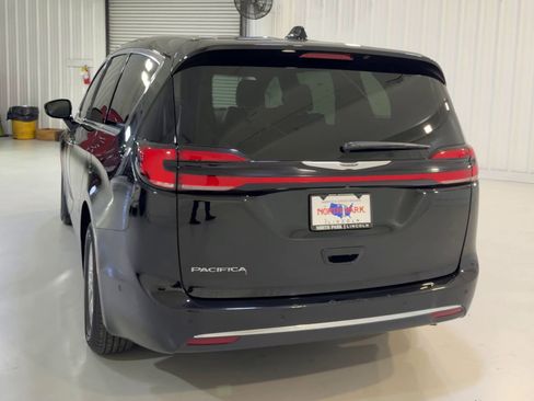 Used 2025 Chrysler Pacifica Select FWD image 8
