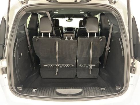 Used 2024 Chrysler Pacifica Select image 17