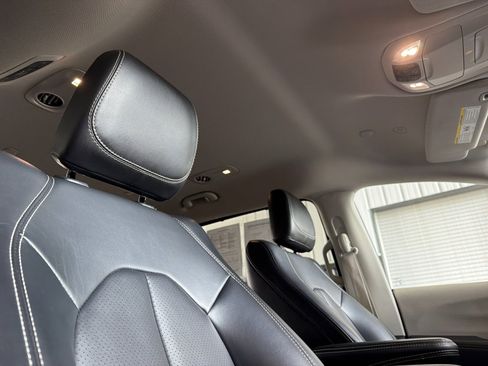 Used 2023 Chrysler Pacifica Touring-L FWD image 18