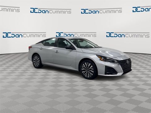 Used 2024 Nissan Altima 2.5 SV image 2