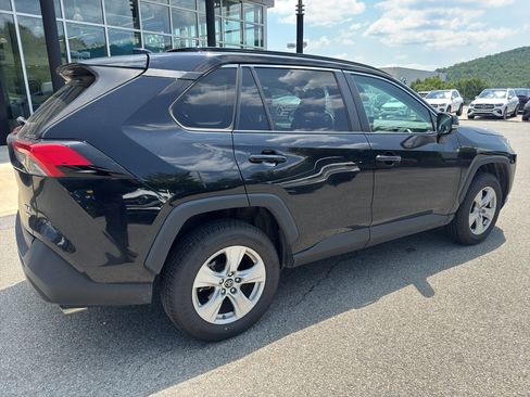 Used 2019 Toyota RAV4 XLE AWD/4WD image 4