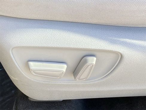 Certified 2023 Toyota Highlander L image 22