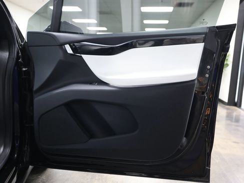 Used 2020 Tesla Model X image 36
