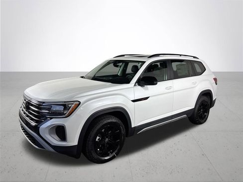 New 2026 Volkswagen Atlas Peak Edition image 2