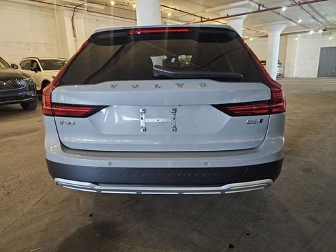 Certified 2025 Volvo V90 B6 Cross Country Plus image 3