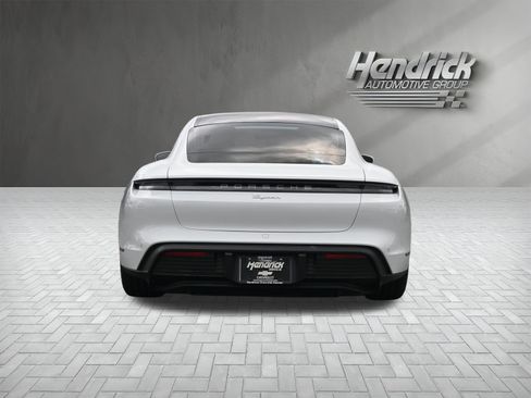 Used 2022 Porsche Taycan image 9