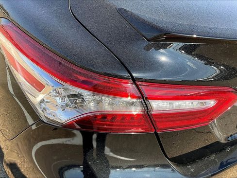 Used 2020 Toyota Camry XLE image 32