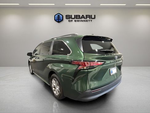 Used 2021 Toyota Sienna XLE FWD image 3