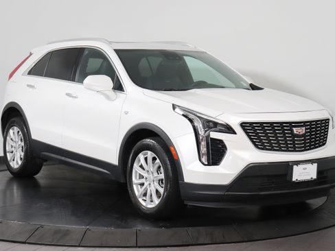 Used 2023 Cadillac XT4 Luxury w/ Cold Weather Package AWD/4WD image 7