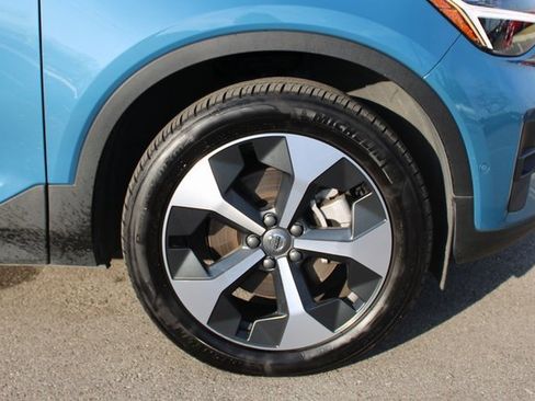 Used 2025 Volvo XC40 B5 Plus image 40