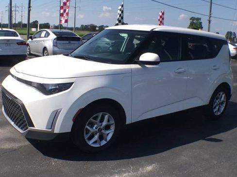 Used 2024 Kia Soul LX w/ Option Group 015 FWD image 4