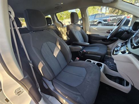 Used 2022 Chrysler Voyager LX image 31