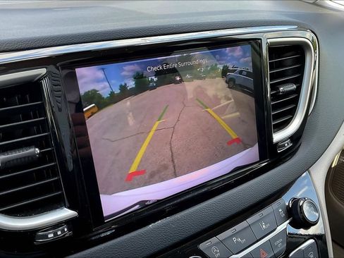 Used 2023 Chrysler Pacifica Touring-L FWD image 14