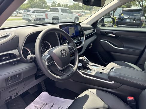 New 2025 Toyota Highlander XLE image 15